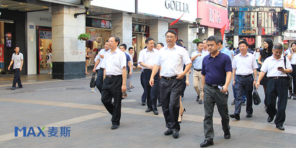 北京步行街果皮箱國慶順利投入使用！